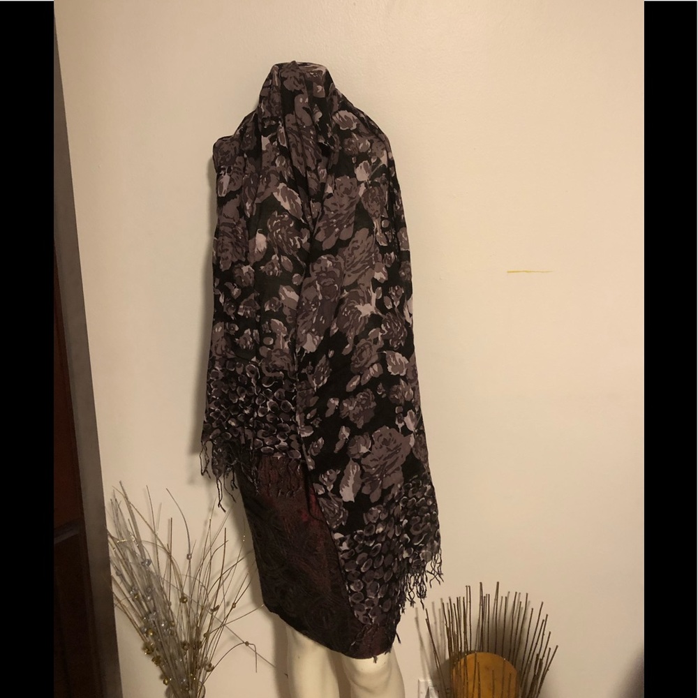 NWOT Flower purple and black Scarf /Wrap 28x 72 - Picture 2 of 2